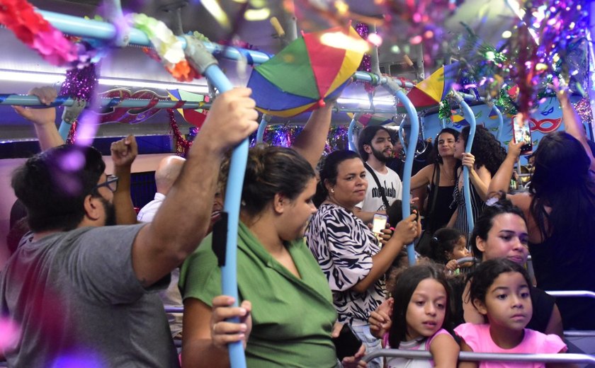 'Jardineira do Frevo' anima crianças e famílias em tarde festiva