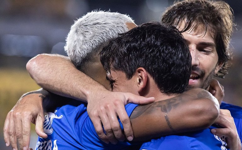 Matheus Pereira decide e Cruzeiro estreia da Libertadores com vitória