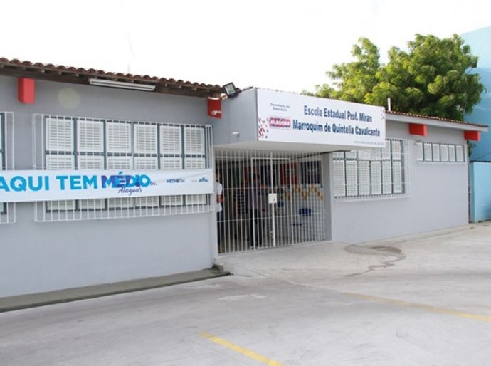 Renan Filho entrega escola recuperada para juventude do Jacintinho nesta 5ª