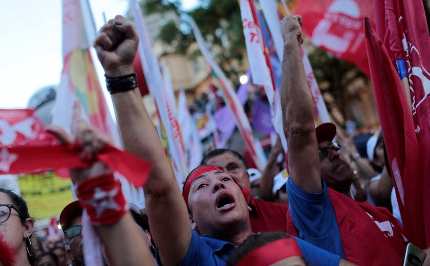 Militantes sobem em janelas e se espremem no sindicato para ver discurso de Lula