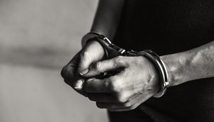 Homem é preso por cometer maus-tratos e atos libidinosos contra filho em Aracaju / Foto: Foto: Freepik/Arquivo