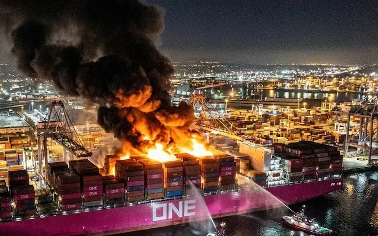 Navio cargueiro pega fogo no Porto de Los Angeles, o mais movimentado da América do Norte