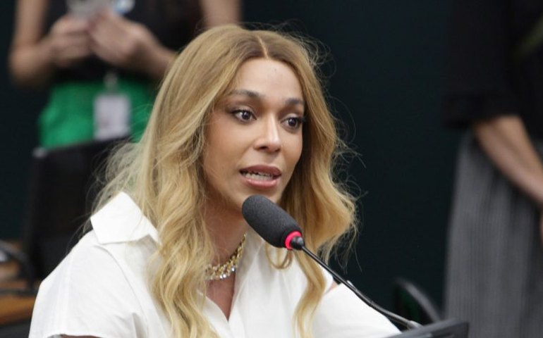 Erika Hilton cita 'transfobia' e quer acionar ONU por receber dos EUA visto do gênero masculino
