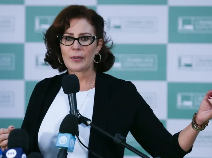 Moraes pede que AGU tome providências para extradição de Carla Zambelli