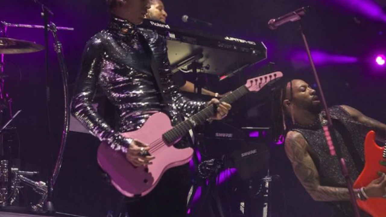 Lollapalooza 2022: Machine Gun Kelly reveste seu punk rap de doçuras irresistíveis