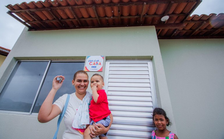 Governo de Alagoas entrega 103 casas e inaugura pavimentação em Cacimbinhas