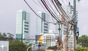 Imagens comprovam ação criminosa de individuo destruindo poste no conjunto. Foto: Reprodução/Internet.