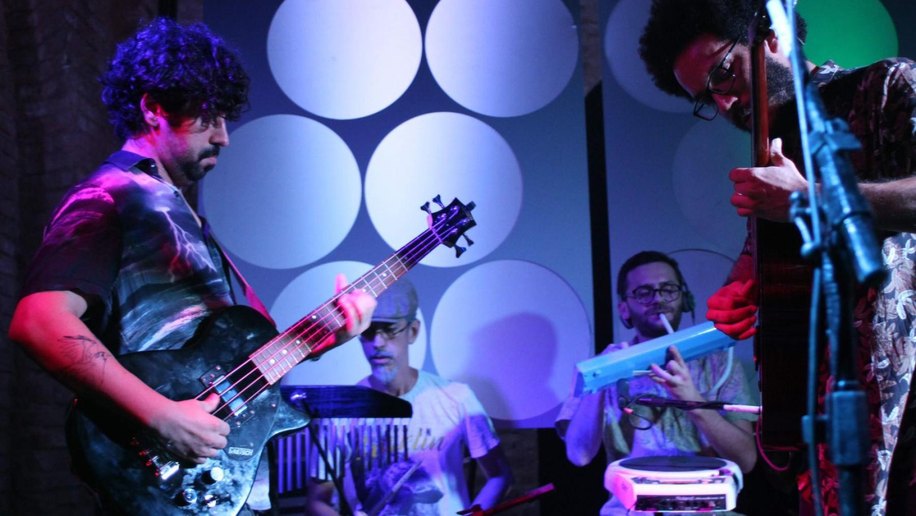 Gato Zarolho leva música dos anos 70, MPB e a psicodelia nordestina para o Teatro Deodoro