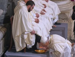 O Papa Leão XIV lava e beija os pés de 12 sacerdotes romanos durante a Missa em Caena Domini, a Missa da Ceia do Senhor, na Quinta-feira Santa Católica, na Basílica de São João de Latrão, em Roma, quinta-feira, 2 de abril de 2026. Foto AP/Andrew Medichini