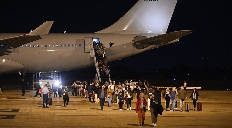 aviao-da-fab-com-211-brasileiros-repatriados-de-israel-pousa-em-brasilia-11102023060703242
