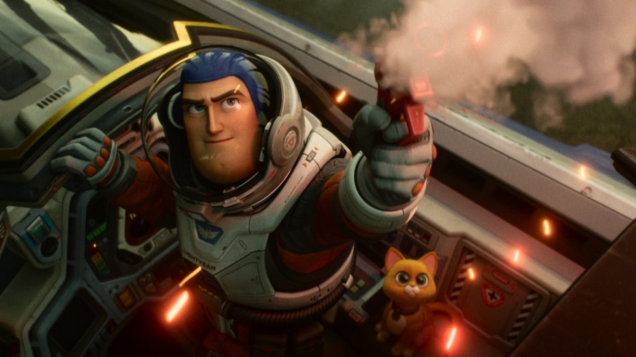 Em ‘Lightyear’, Buzz tenta voltar para casa enquanto luta contra o vilão Zurg