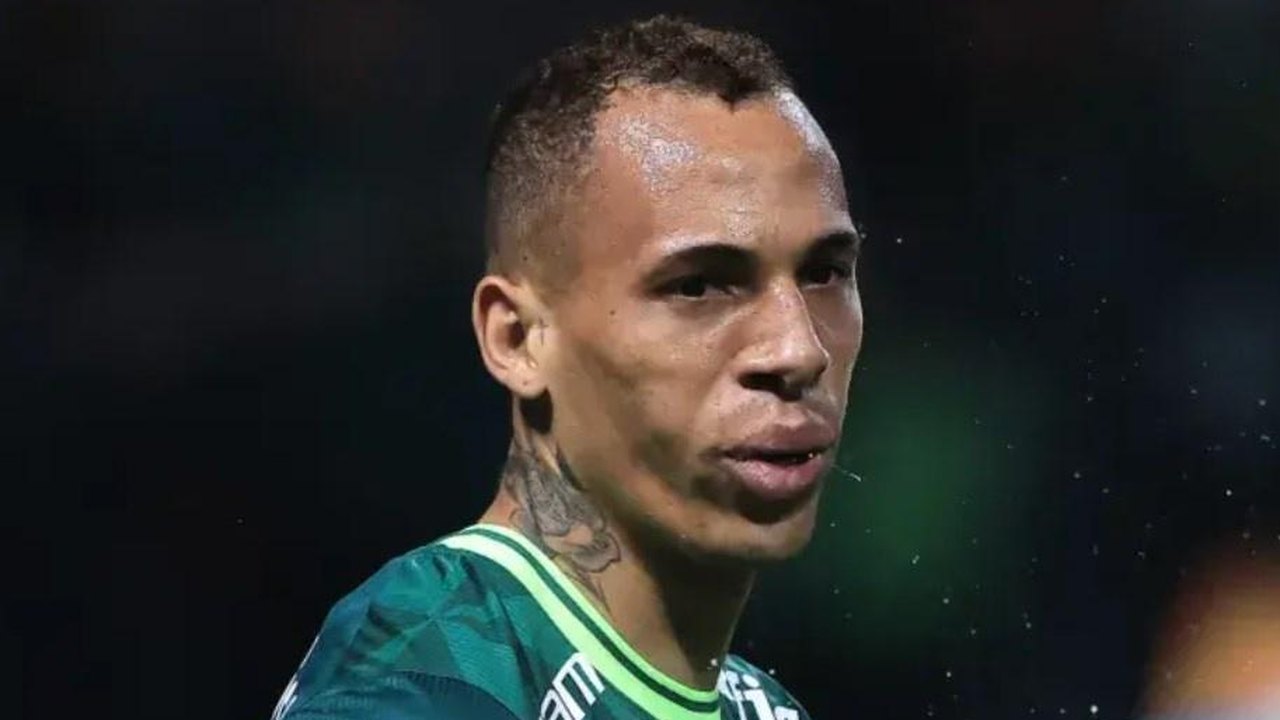 Breno Lopes vai à quadra de organizada do Palmeiras e pede desculpa: 'Sincero perdão'