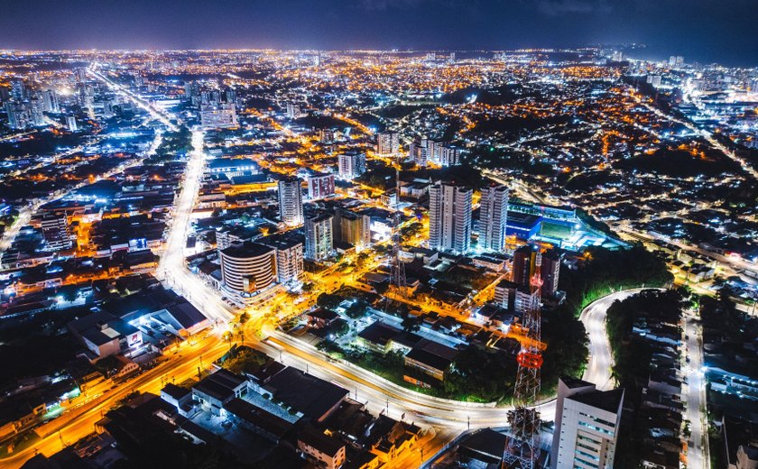 Iluminação em LED em Maceió saltou de 13 mil para 45 mil durante gestão JHC