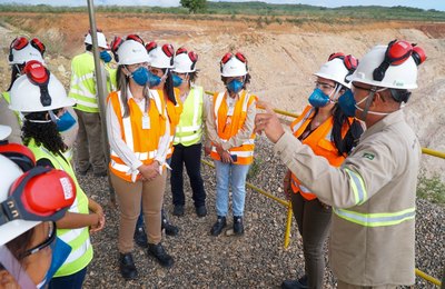Alunas de Craíbas ganham prêmio por redação e conhecem Mina Serrote