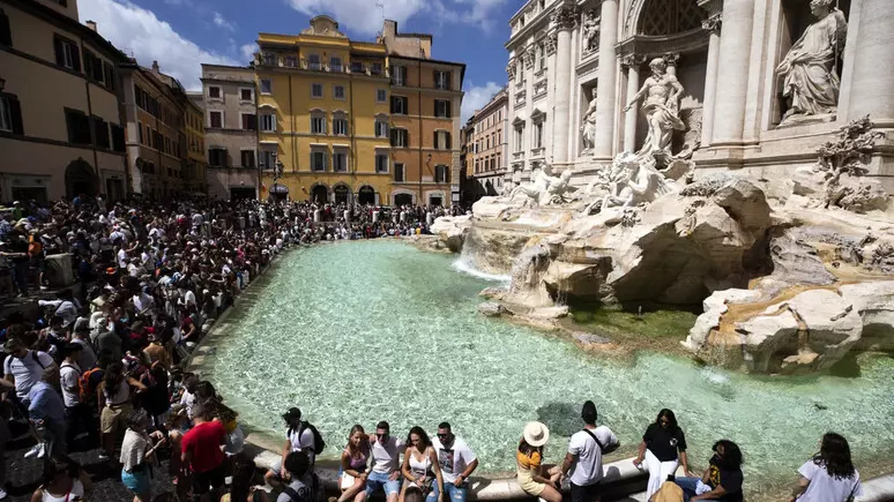 Roma inicia cobrança de ingresso de 2 euros na Fontana di Trevi