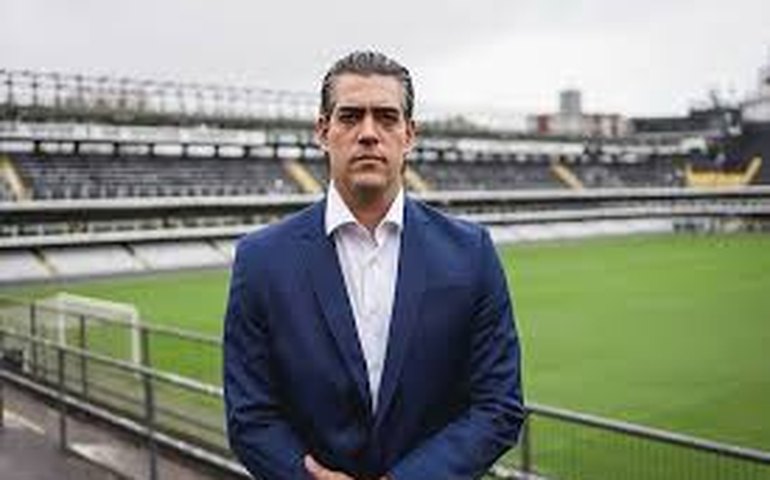 Um mês após anunciar novo CEO, Santos formaliza saída de Paulo Bracks