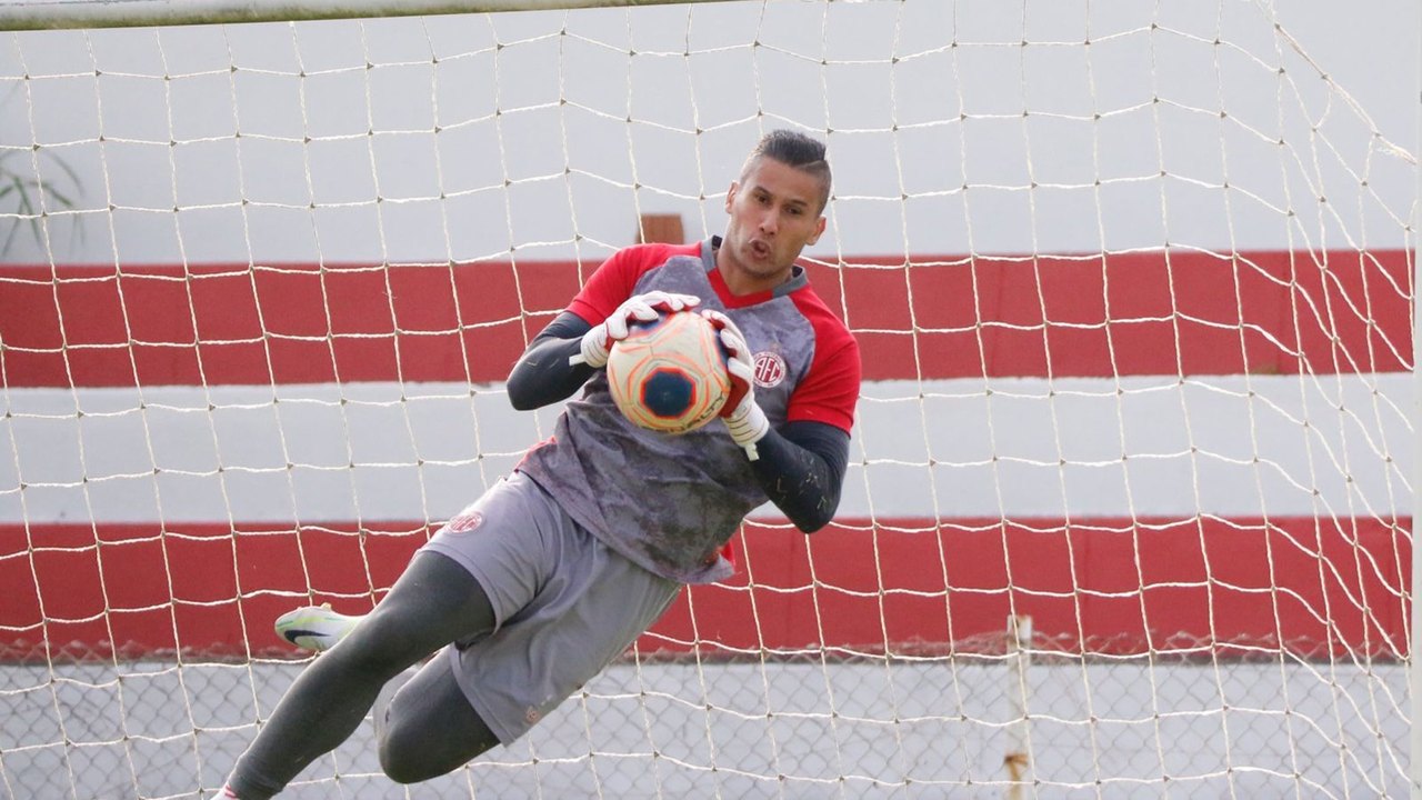 ASA anuncia goleiro Bruno Pianissola, ex-CRB e campeão da Série D com América-RN