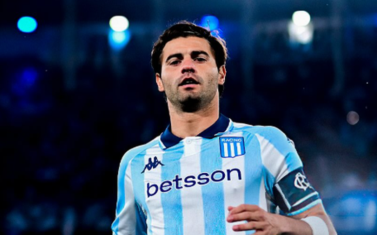 Santiago Sosa, do Racing, fratura o maxilar após cotovelada de companheiro de equipe em derrota para o Flamengo