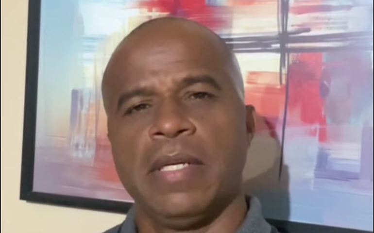 Filho de Vilma sai em defesa de Vinicius e diz que o brother não a chamou de 'velha sonsa'