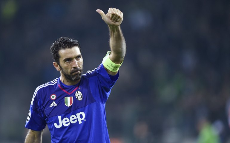 Aos 44 anos, Buffon realiza desejo e estende vínculo com o Parma até 2024