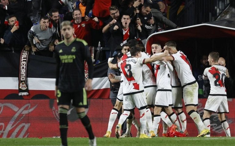 Real Madrid perde invencibilidade no Espanhol e liderança fica com o Barcelona
