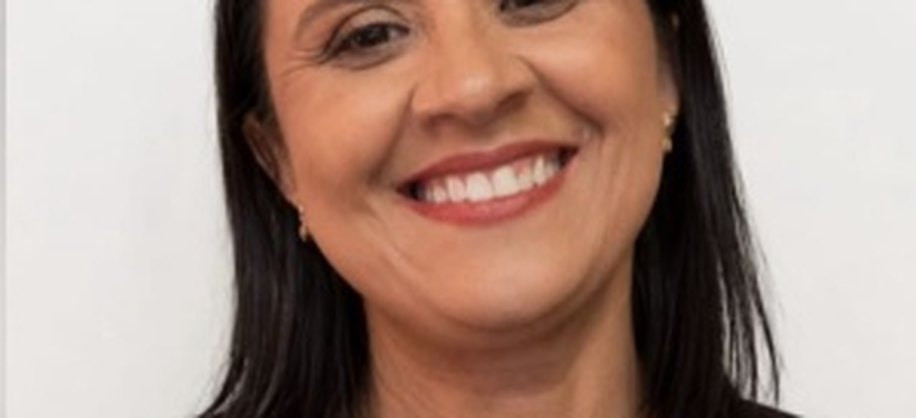 Coordenadora pedagógica incentiva aluna a realizar sonho de ser escritora. Foto: Cortesia