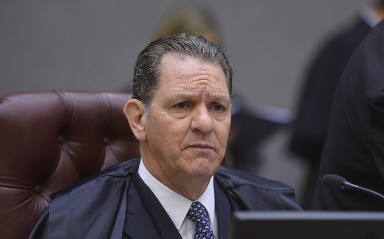 Ministro do STJ suspende julgamento de recurso contra investigação das rachadinhas