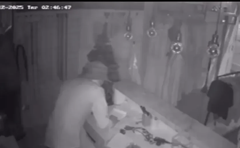 Suspeitos de roubos e tráfico são presos após danificar viatura policial na Pajuçara