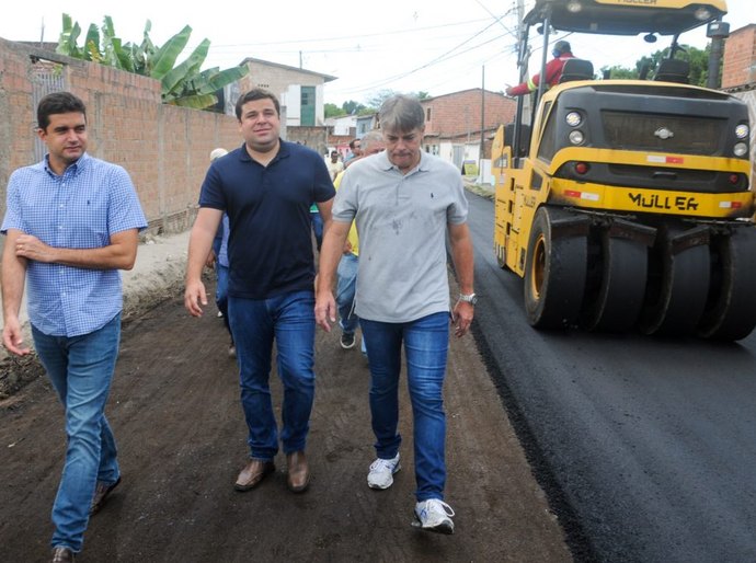 Rui Palmeira vistoria obras de pavimentação no Santos Dumont