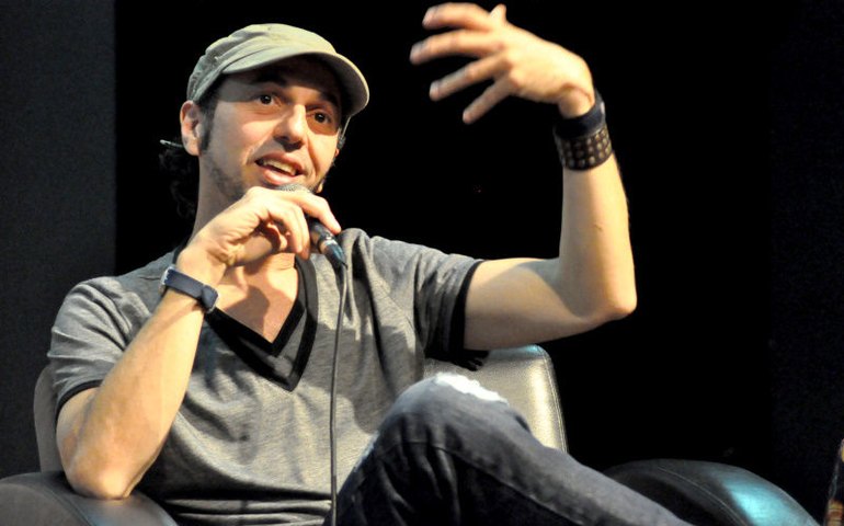 Zeca Baleiro reclama de horário no festival Turá e diz que verá novela em vez de show sertanejo