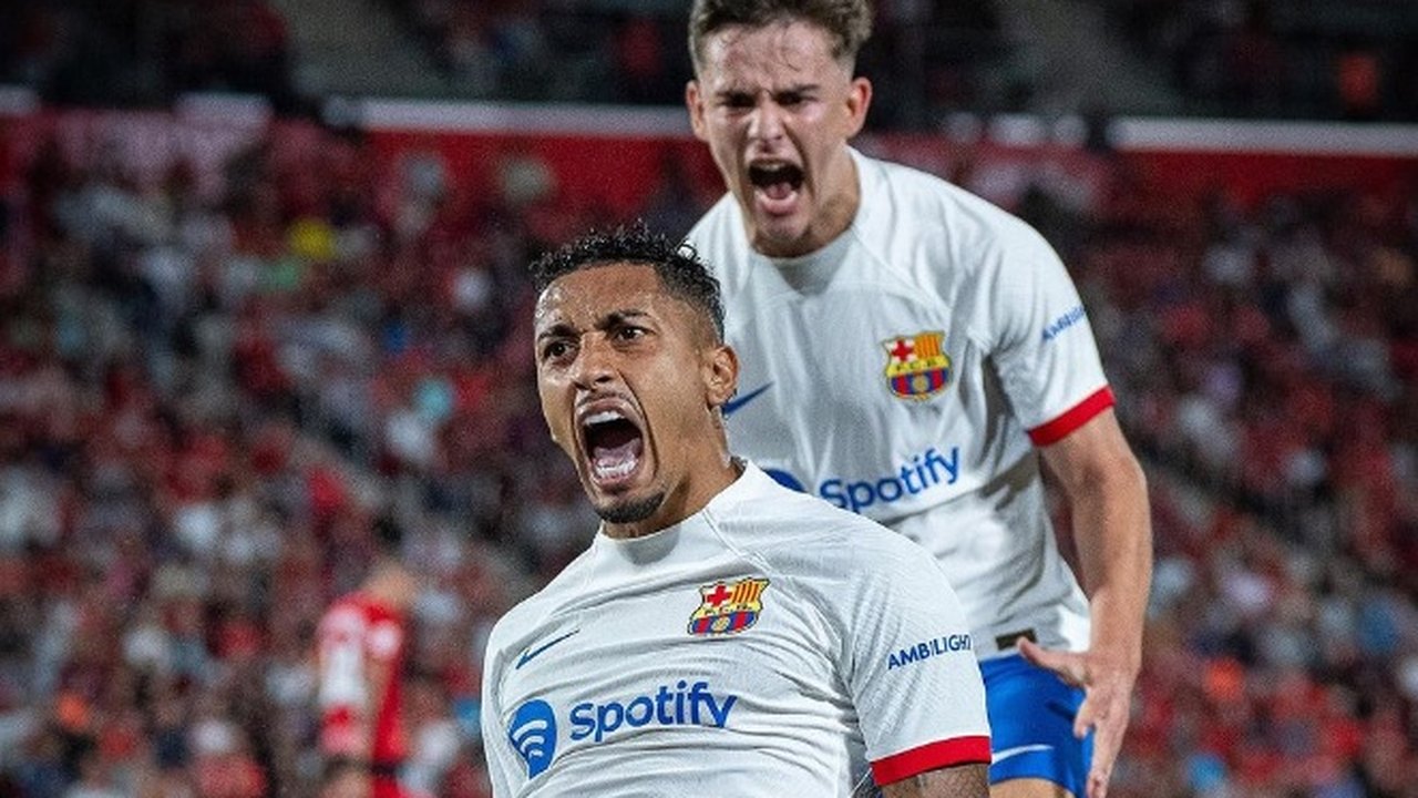 Barcelona tem acordo verbal com Manchester City para comprar João Cancelo por R$ 180 milhões, diz TV