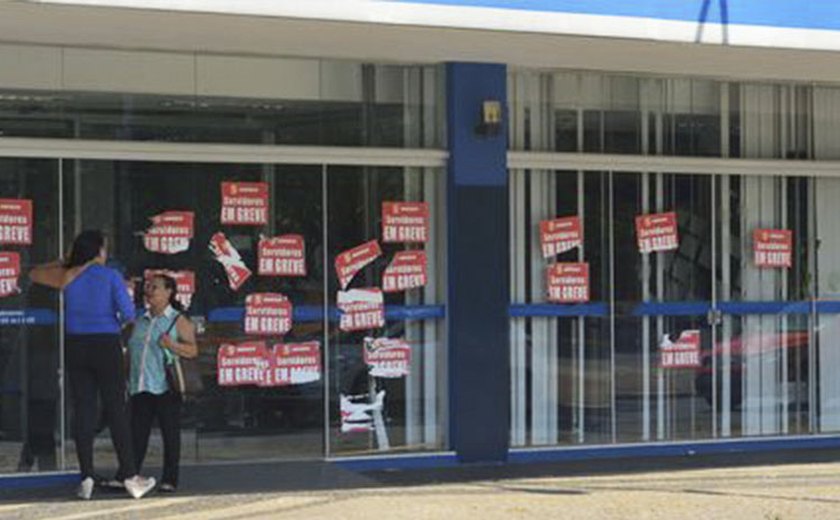 Agências do INSS devem reabrir na quarta-feira; peritos continuam em greve