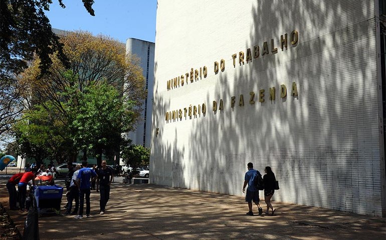 Sindicatos comemoram mudança de regra para comércio em feriados; oposição critica