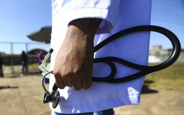 'Não adianta pressionar o médico': prefeito de Barra Mansa anuncia regras para acabar com 'farra dos atestados' na cidade