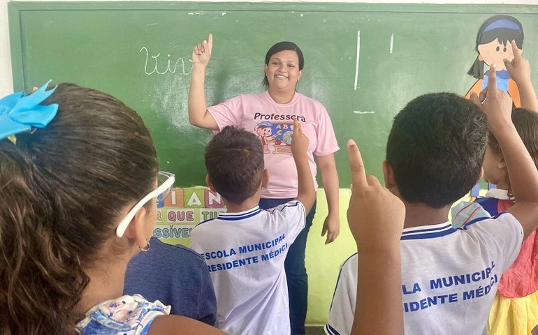 Prefeita Ângela Vanessa antecipa segunda parcela do 13º dos servidores da educação de São José da Laje