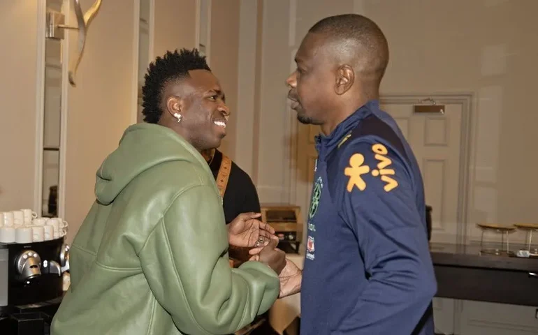 Jogadores da seleção brasileira se apresentam para amistosos na Europa