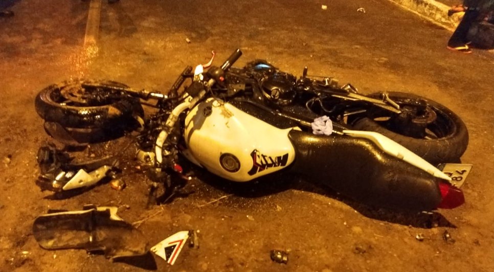 motocicleta ficou destruida