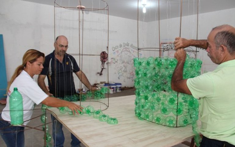 Artesãos coletam material reciclado para Natal de Arapiraca