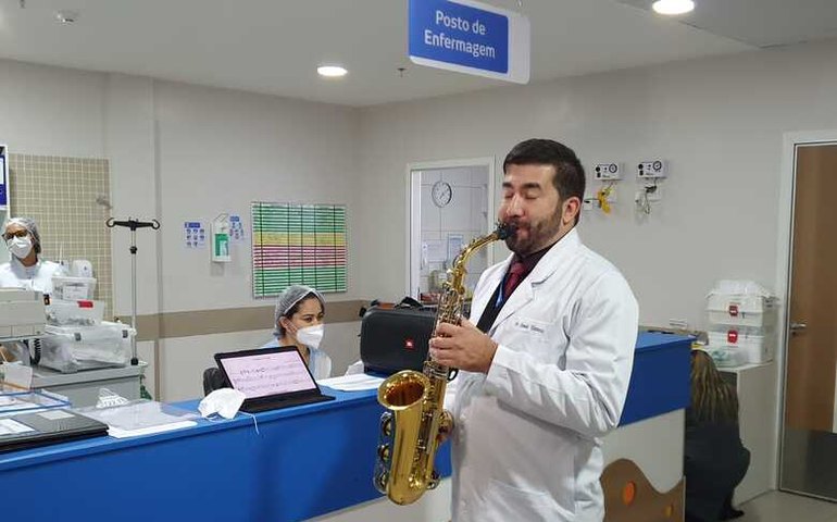 Ao som de saxofone, Hospital Maceió emociona pacientes com apresentação natalina