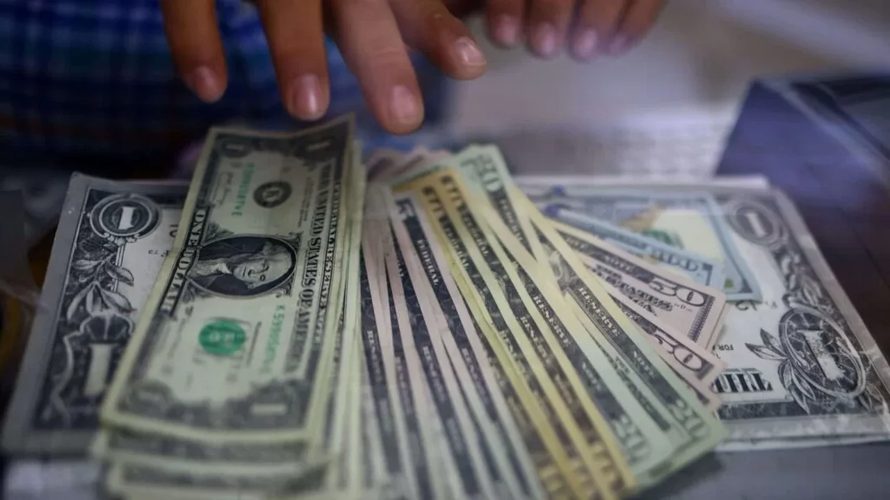 Dólar recua ante real com petróleo em alta, em dia de formação de Ptax