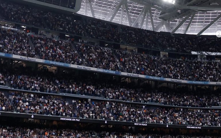 Torcida do Real provoca Barcelona com faixas de agradecimento à Inter por eliminação do rival