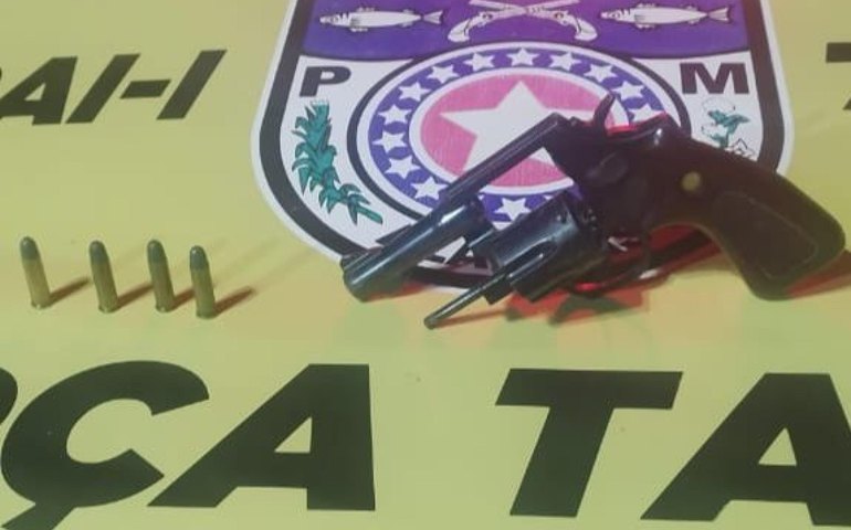 PM apreende revólver após abordar dois homens em Senador Rui Palmeira