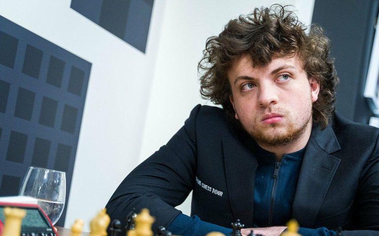 Niemann processa Carlsen por acusações de trapaça no xadrez e pede R$522 milhões