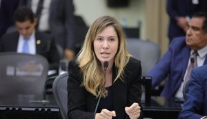 ALE aprova homenagem ao ex-jogador Peu, proposta pela deputada Cibele Moura, reconhecendo sua trajetória no futebol alagoano e brasileiro. Foto: Cortesia