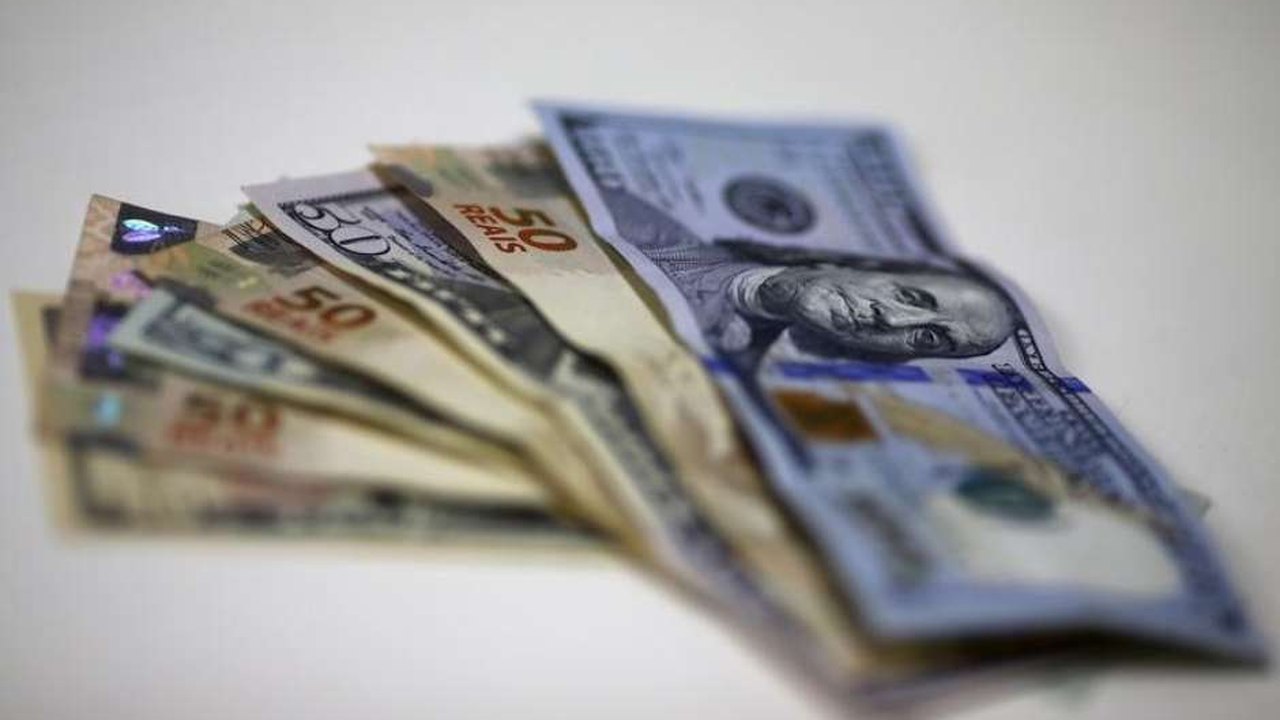 Dólar tem leve alta com alívio após aprovação de pacote de combustíveis