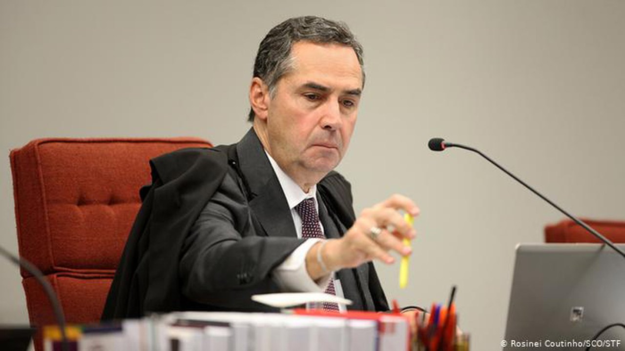 ‘Forças Armadas estão no TSE para proteger a democracia’, diz Barroso