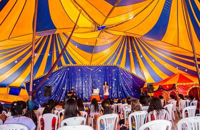 Crianças assistidas pelos CRAS de Arapiraca participam de atividades culturais na Escola de Circo