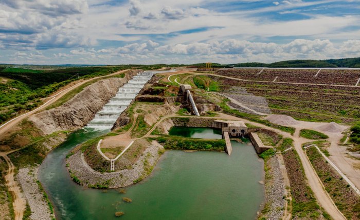 Barragem de Jati, com passagem das aguas do rio São Francisco Barragem de Jati, com passagem das aguas do rio São Francisco