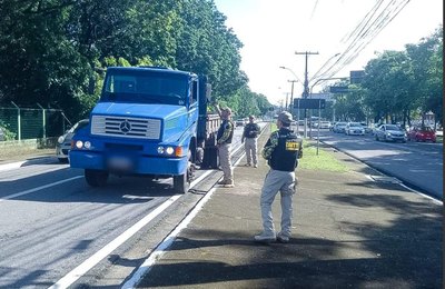 Operação Fluidez autua 23 veículos na Fernandes Lima por circulação irregular