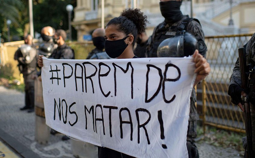 Movimentos negros denunciam à OEA policial que pisoteou pescoço de mulher em SP